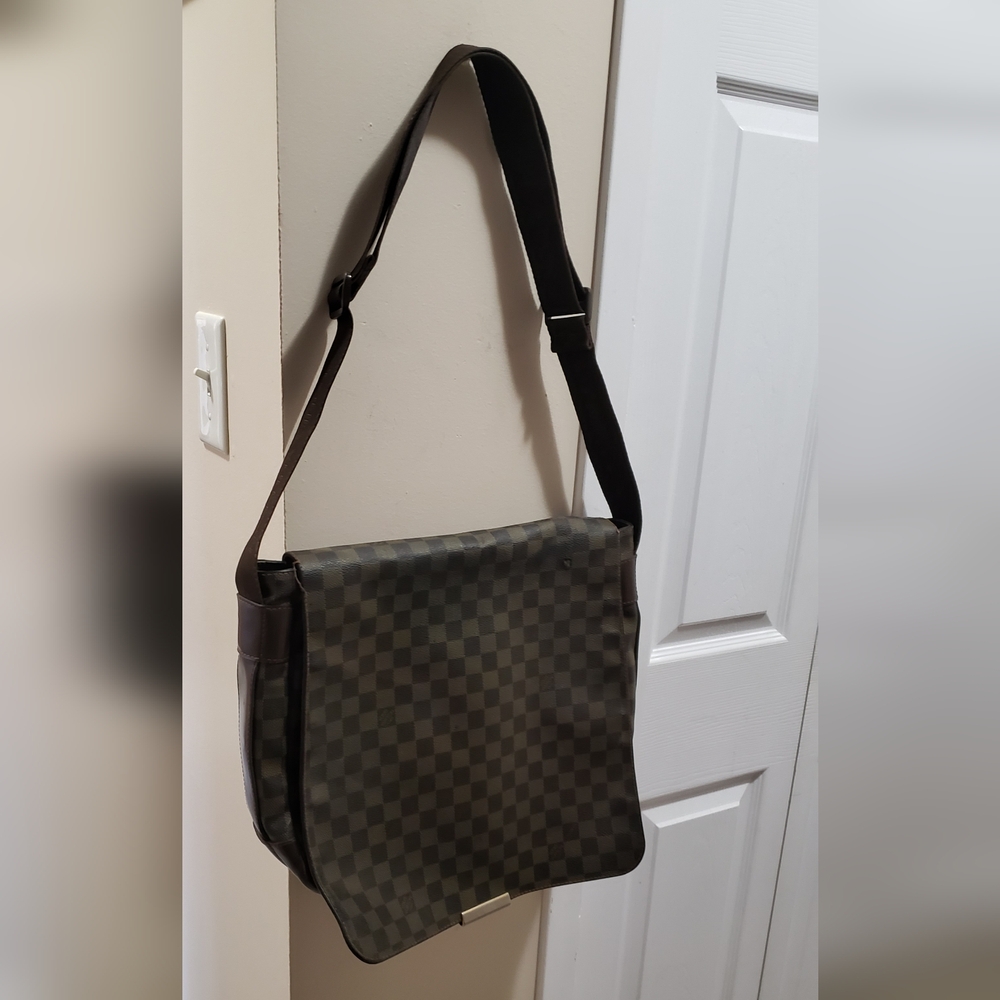 Authentic Louis Vuitton Damier Bastille Messenger bag